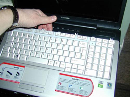Toshiba Satellite P205D P200 P205 keyboard removal Toshiba Satellite P205D P200 P205 keyboard removal