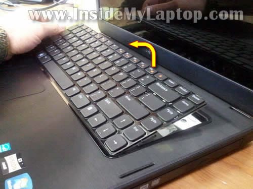 На клавиатуру попала вода что делать. Пролили воду на клавиатуру ноутбука. Клавиатура ноутбук залитие. Попала вода на клавиатуру ноутбука. Залитая клавиатура ноутбука.