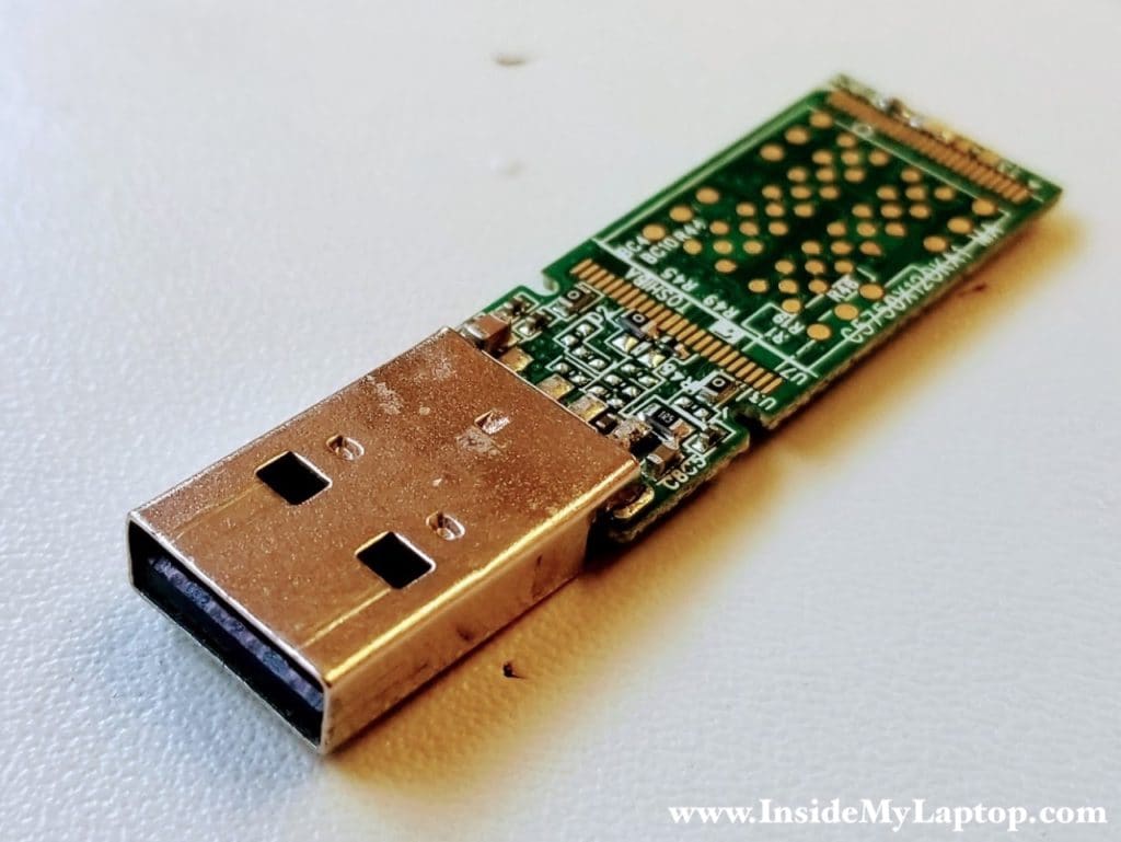 Flash-Laufwerk mit beschädigtem USB-Anschluss