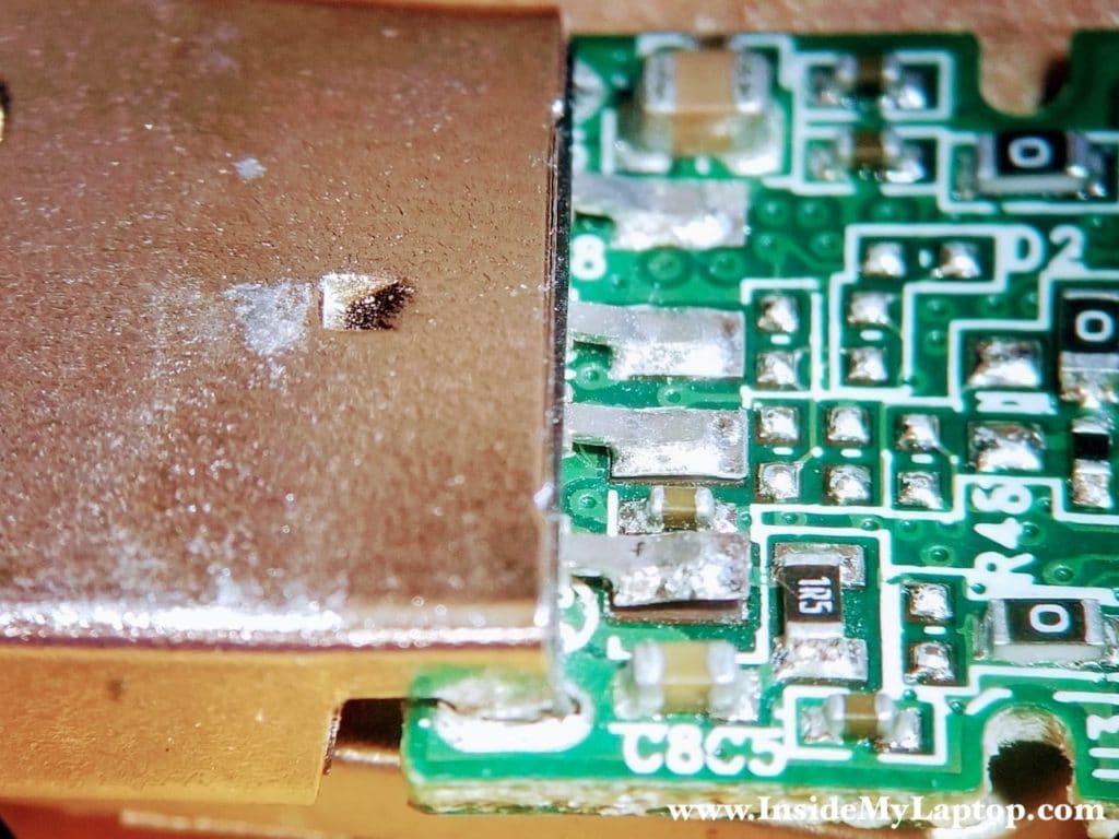 Zwei Lötpads beschädigt