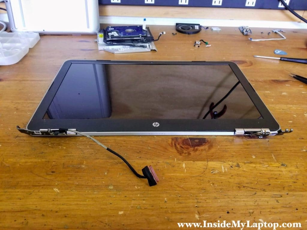 The LCD screen can be removed when the display panel is still attached to the notebook base.