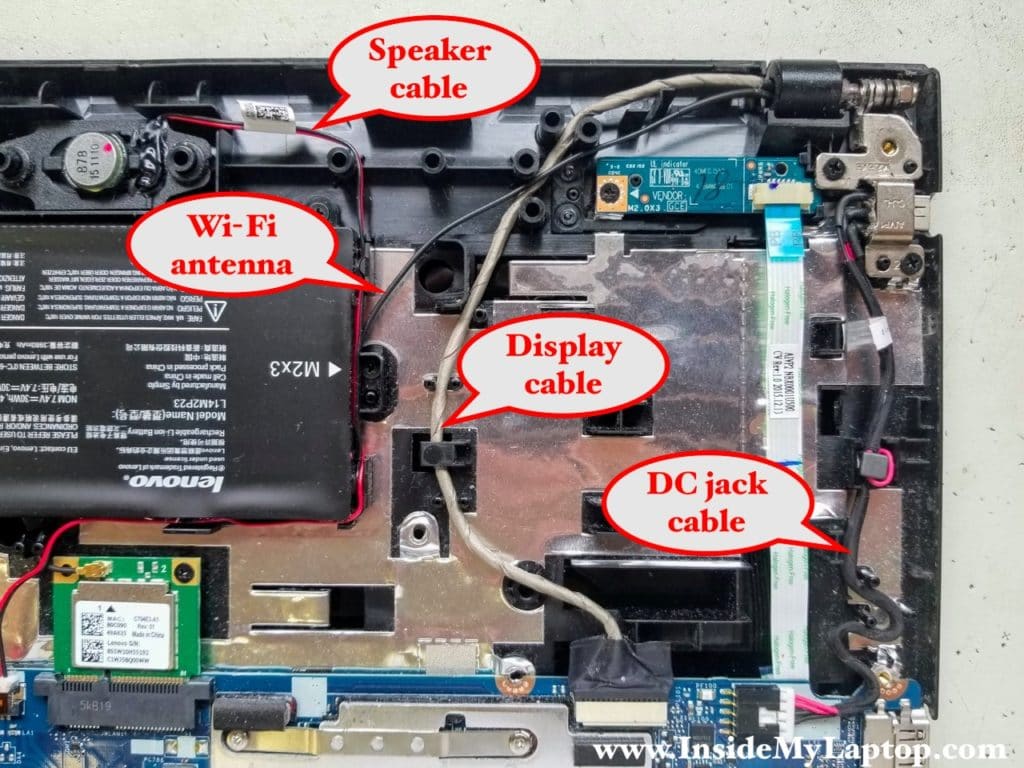 Enrutamiento correcto de los cables internos de la computadora portátil.