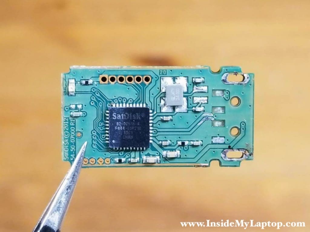 Der USB-Anschluss riss von der Platine des Flash-Laufwerks ab. Drei Lötpads fehlen.