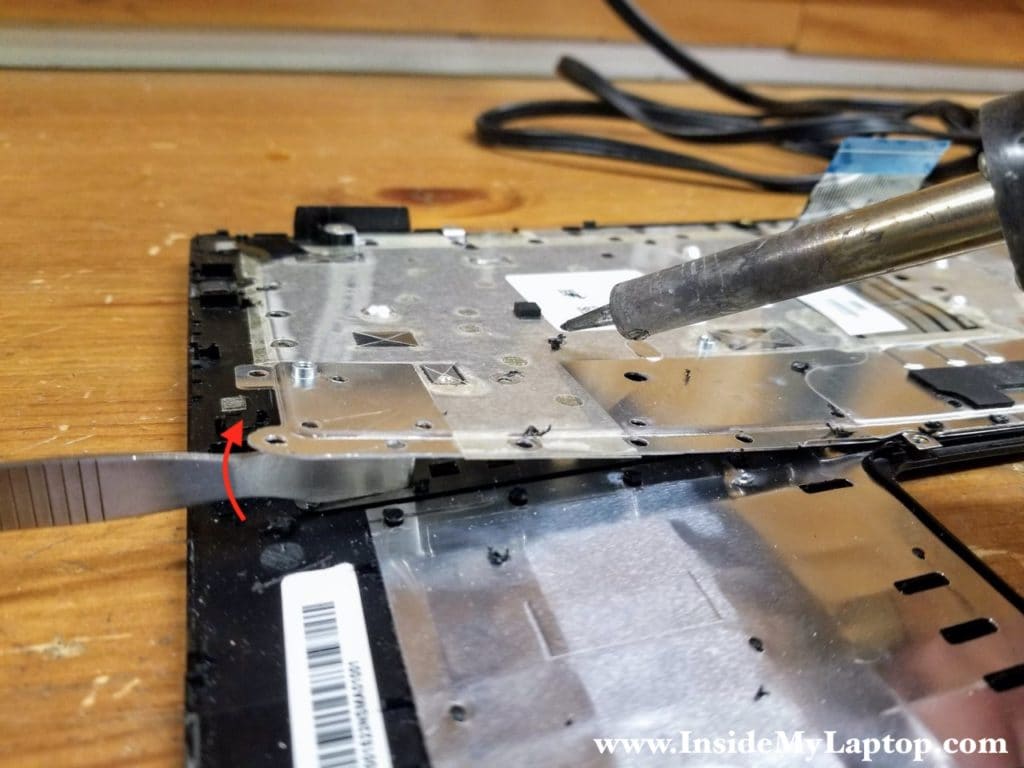 Continue separating the keyboard bracket until there is enough space to grab it with your hands.