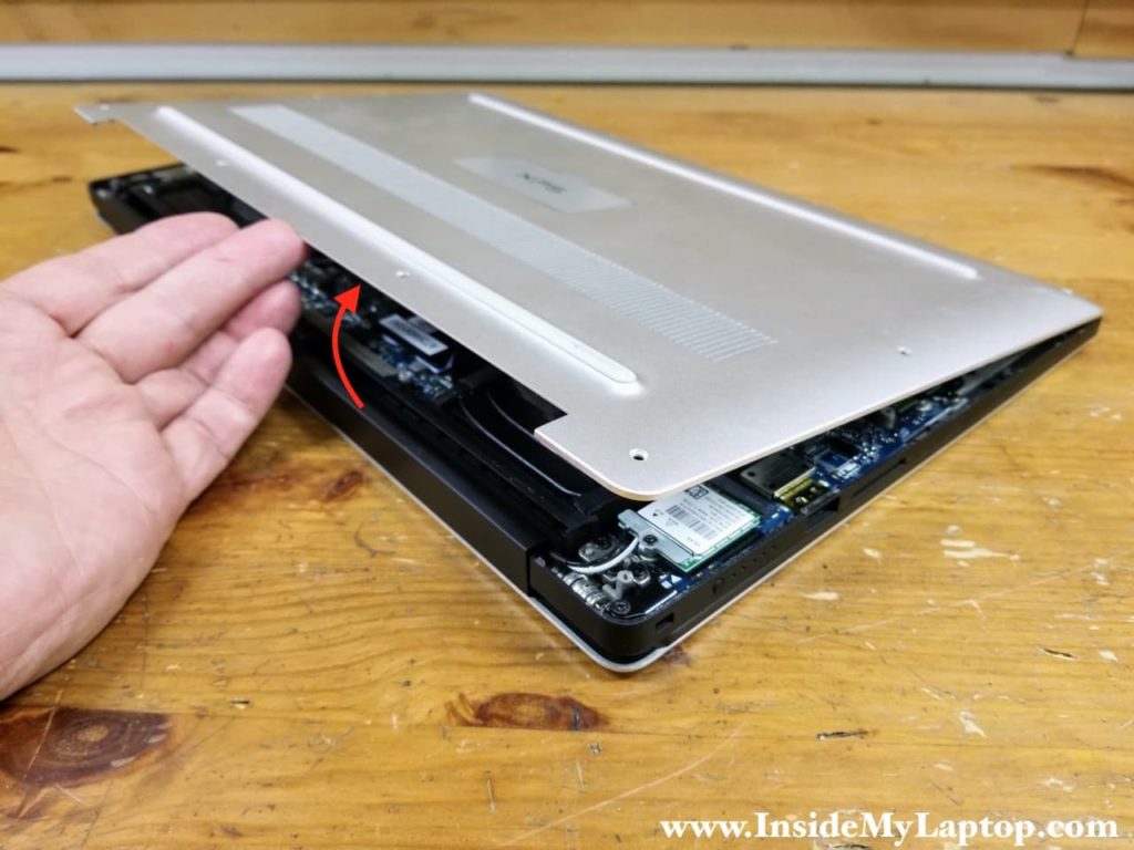 Separate the base cover from the top case and remove it.