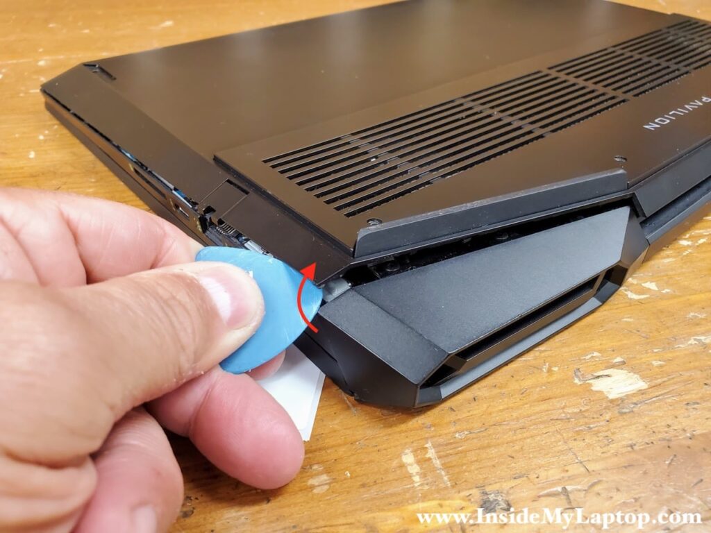 Start separating the bottom cover from the laptop.