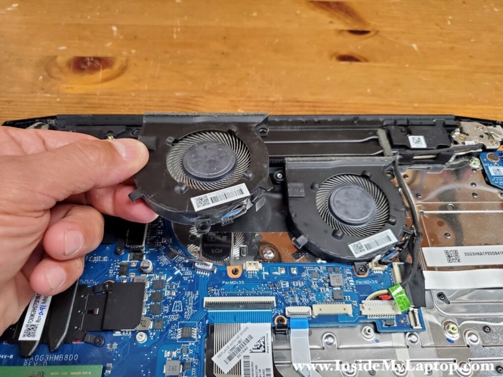 Remove the left fan first. After that remove the right fan.